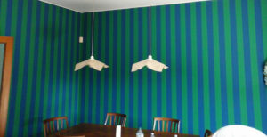 Decorazione e imbancatura murale, linee verticali verdi e blu