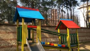 Imbiancatura e riverniciatura esterna di un gioco in un parco